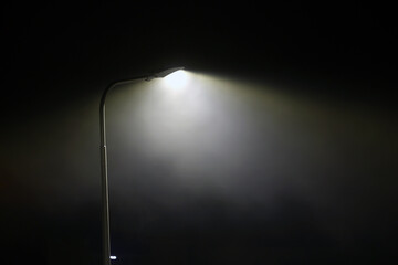 Światło latarni we mgle w nocy. Smuga © FotoDax