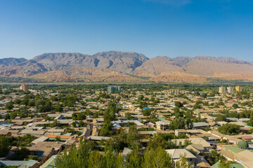 Obraz premium Cityscape of Panjakent with the Zerafshan mountains on the background, city in Tajikistan