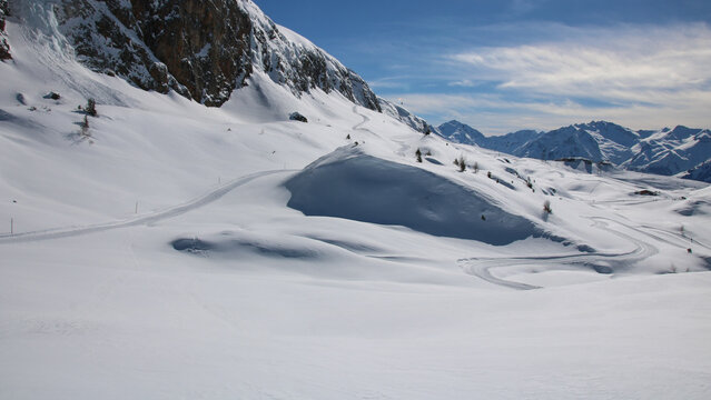 paysage de neige autour du lac Besson &agrave; l'Alpe d'Huez en Is&egrave;re en hiver, hiver en f&eacute;vrier