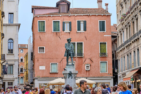 Venice: statue of Casanova in the center of the city
