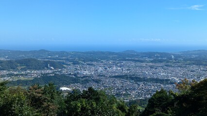Obraz premium ヤビツ峠の菜の花展望台から見た神奈川県秦野市のパノラマ風景