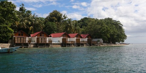 Obraz premium view from the shore of Dutungan Island, a tropical island in South Sulawesi, Indonesia. Trees with green leaves