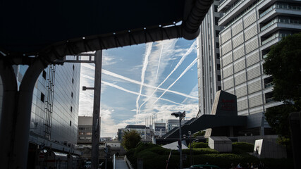 ビルの谷間の飛行機雲
