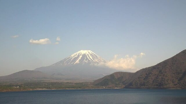 雲が少しある富士山を背景にした西湖を固定・微速度撮影
