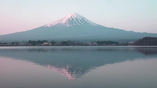 湖に映る朝陽に赤く染まる富士山と湖のさざ波、固定撮影