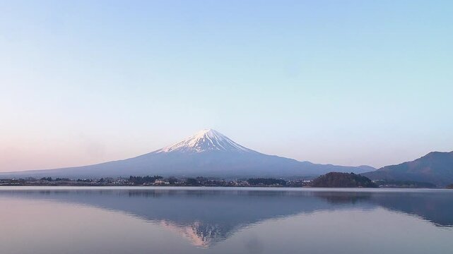 湖に映る朝陽に赤く染まる富士山と湖のさざ波、固定撮影