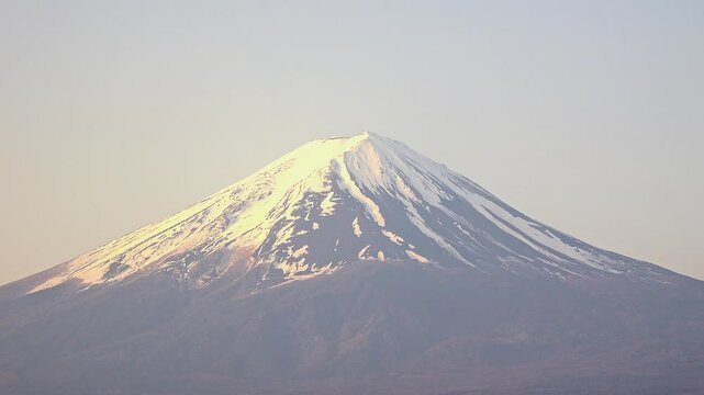 朝陽を照らされた冠雪の富士山のクローズアップ、固定撮影