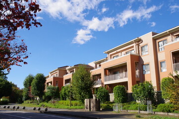 Obraz premium マンションの外観の写真（建築写真）。建築や不動産関係の素材として活用できます。