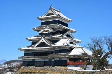 信州　雪の積もった松本城天守　月見櫓・辰巳附櫓