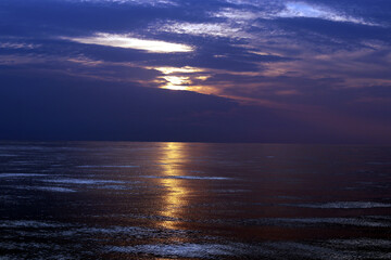 Obraz premium Radiant Sunset Painting the Atlantic Horizon