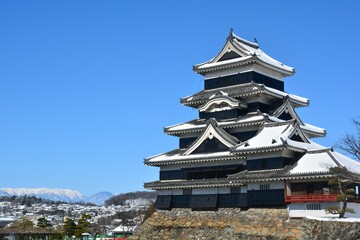 信州　雪の積もった松本城天守　月見櫓・辰巳附櫓と北アルプス