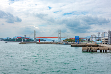삼천포 대교가 보이는 바닷가 풍경-Seaside view with Samcheonpo Bridge in the background