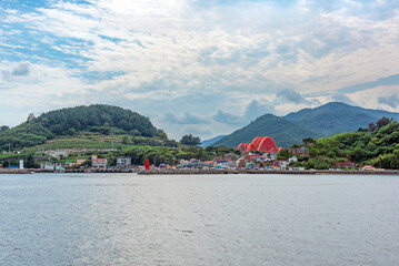 Fototapeta premium 사천시 늑도에 위치한 어촌마을의 풍경-Scenic view of a fishing village on Neukdo Island, Sacheon, Gyeongsangnam-do, South Korea
