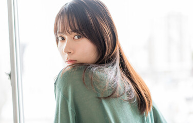 ナチュラルビューティーイメージ。カメラ目線の若く美しい女性。