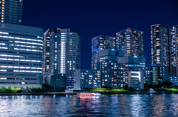 Naklejka premium 勝鬨橋から見る隅田川と屋形船 夜