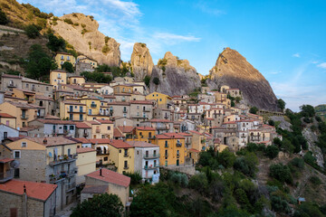 Obraz premium Discover the enchanting charm of Castelmezzano village nestled between stunning rock formations