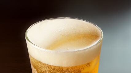 キンキンに冷えた生ビール　あふれる泡