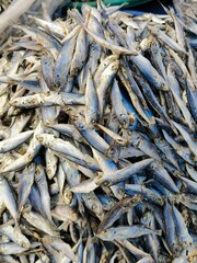 Fototapeta premium Tumpukan ikan kering yang dijual di pasar yang telah diawetkan dengan garam