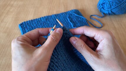A video of hands knitting in 1x1 ribbing. American style.