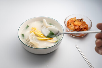 맛있는 한국 음식인 떡국과 김치
