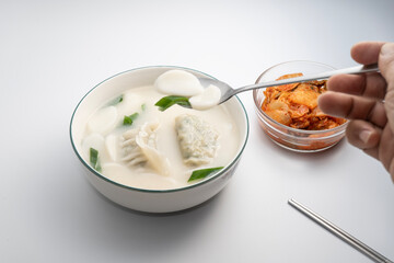 맛있는 한국 음식인 만두 떡국과 김치