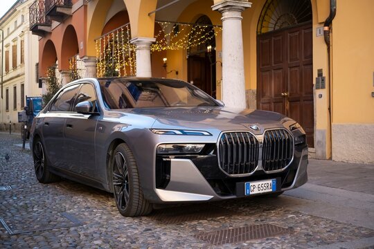 Bmw i7 xdrive60 electric sedan parked on cobblestone street