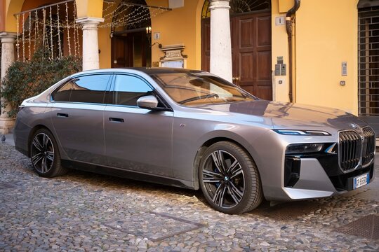 Bmw i7 xdrive60 electric sedan parked on cobblestone street