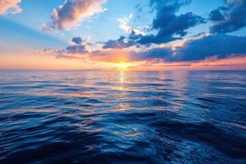 Obraz premium The sky is blue and the sun is setting