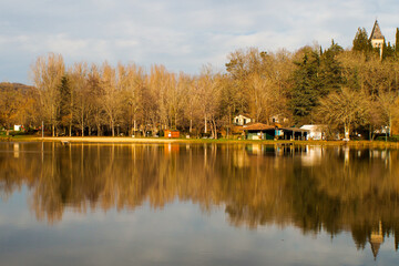 Obraz premium Coucher de soleil sur le lac de Cazals, dans le département du Lot