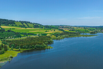Obraz premium Ausblick auf das Allgäuer Seenland rund um den Grüntensee bei Wertach