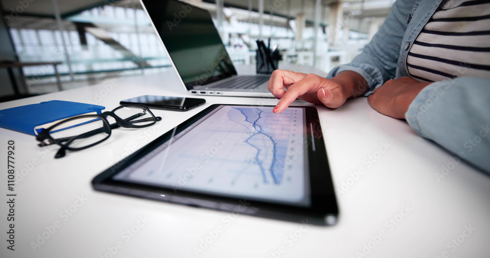 Poster Innovative Data Analyst Maximizing Business Performance Through Data Analytics