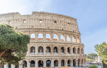 Obraz premium Rome, Italy - April 09, 2024: Ruins of the Coliseum with tourists strolling among the archaeological remains in Rome, Italy