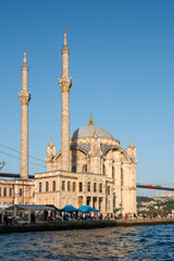 Obraz premium Vertical Shot of the Iconic Ortaköy Mosque by the Bosphorus