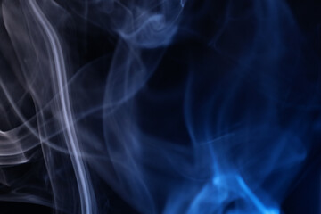 Obraz premium White and blue bright smoke, fog on a dark background, colourful abstract, vibrant fog, minimalism, line of light