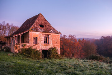 Obraz premium Morning sun on an old abandoned cottage in the Dordogne region of France on a frosty autumn day