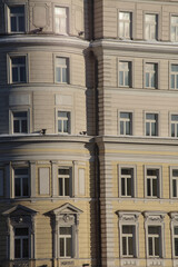 Obraz premium windows of a tall building at sunset