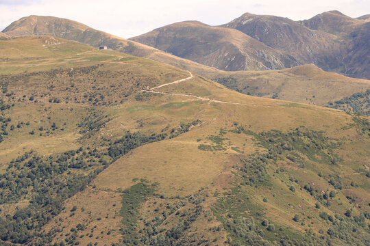 Sp&auml;tsommerliche Gebirgslandschaft; Blick &uuml;ber das Val Cavargna auf Monte Tabor (2080, links) und Monte Marnotto  (2088, Mitte rechts)