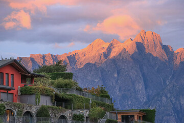 Gipfel im Abendlicht; Blick von Vercana auf die Gruppe um den Sasso Manduino (Bernina-Alpen)
