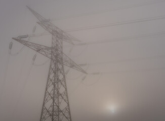 pylône électrique dans le brouillard