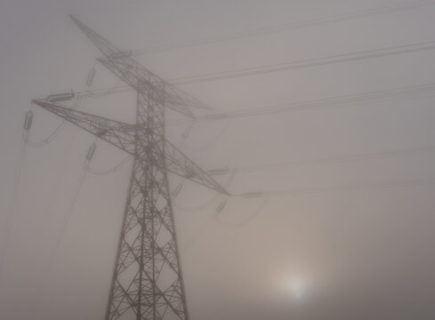 pyl&ocirc;ne &eacute;lectrique dans le brouillard