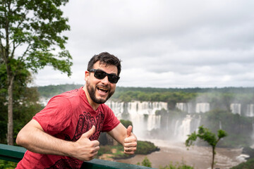 Turista en las cataratas del Iguazú, en el Parque Nacional Iguazú en Brasil. Fotografía con los...