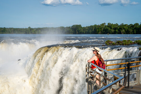 Mujer viajera contemplando sola el gran salto llamado "garganta del diablo", en el Parque Nacional Iguaz&uacute;, Argentina	