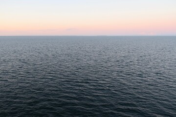 Über dem Kattegat ist bereits die Sonne an diesem Sommertag untergegangen. Der Horizont ist noch...