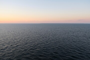 Obraz premium Die Sonne ist über dem Kattegat bei Dänemark an diesem sonnigen Sommertag bereits untergegangen. Über dem Meer ist noch das Abendrot zu sehen. Die See ist sehr ruhig.