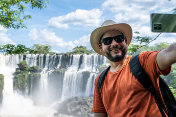 Turista disfrutando de su recorrido por las cataratas del Iguazú, en el Parque Nacional Iguazú,...