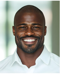 Obraz premium Confident man smiling warmly in professional attire