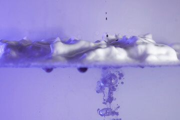 schaum farbe tropfen wasser lila