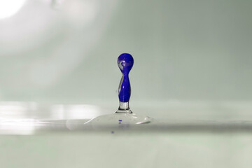 farbe tropfen wasser blau