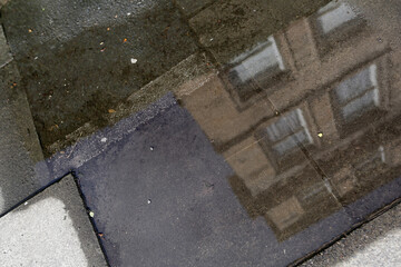 Fototapeta premium Residential victorian buildings reflected in a pool of water - Hillside street - Edinburgh - Lothian - Scotland - UK