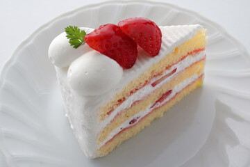 白バックで撮影したイチゴのショートケーキ